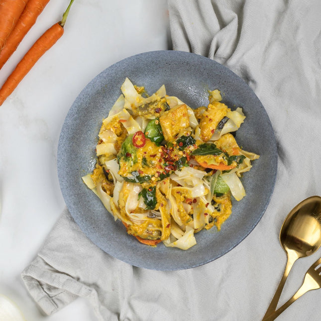 Chicken Laksa w/ Rice Noodles and Vegetables in bowl. This meals is Gluten Free, Lactose Free, LOW FODMAP certified.